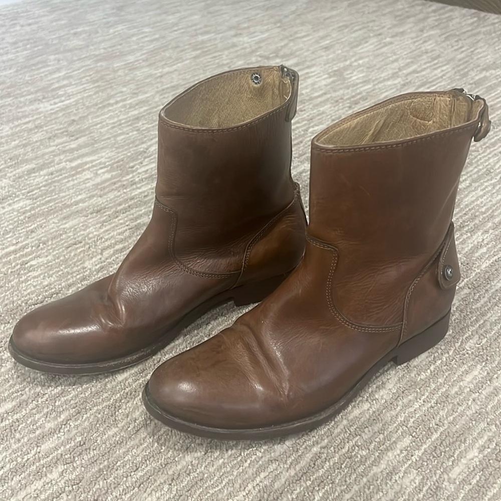 Frye Melissa Button Leather Zip Short Boot, brown,       sz 7 1/2B. EUC